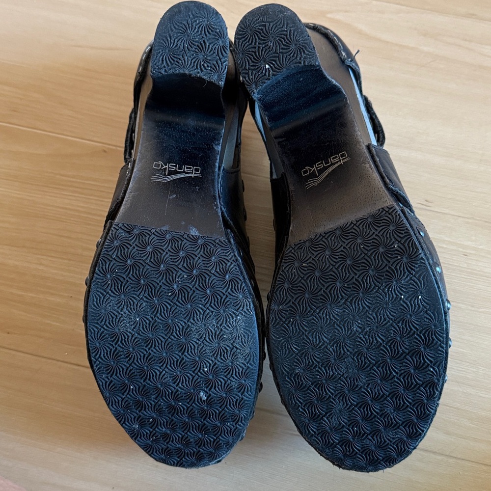 DANSKO RYDER ANTIQUE BRASS STUDDED BLACK LEATHER SHOES SIZE: 38 (7.5) - Picture 8 of 13